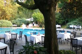 tavoli-ristorante-a-bordo-piscina-min