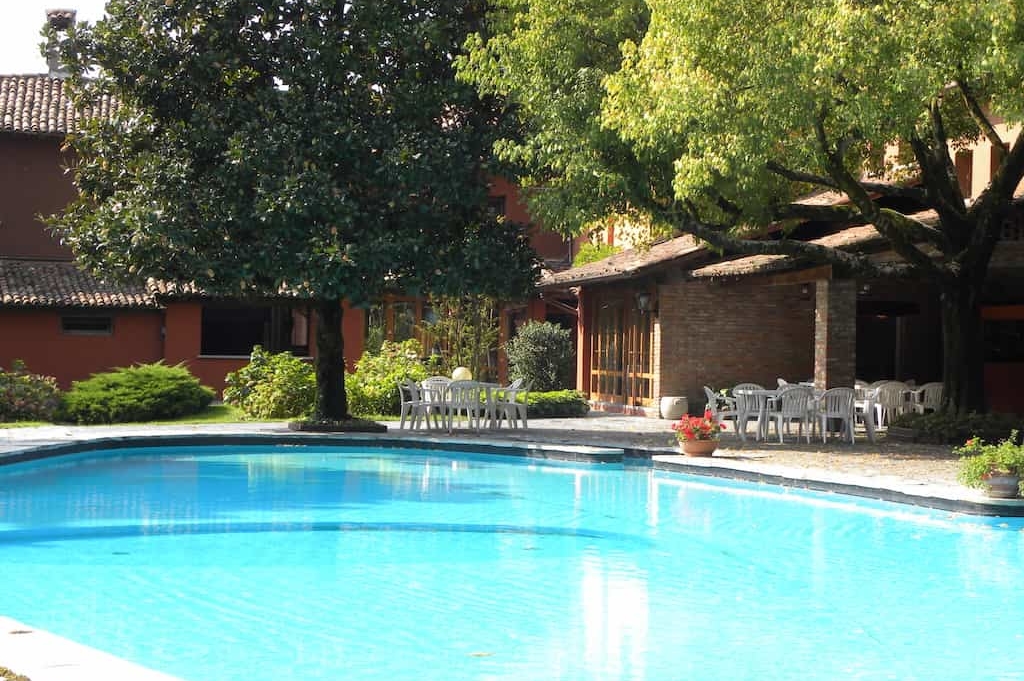 vista-frontale-piscina-del-golf-min vista-frontale-piscina-del-golf-min