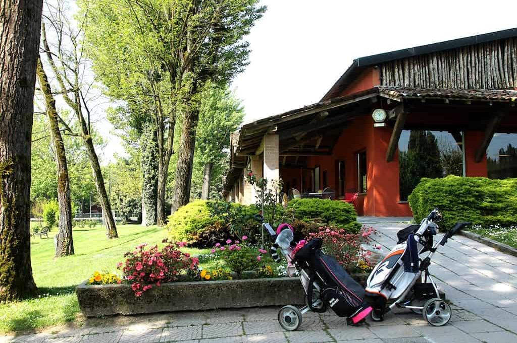 vista-posteriore-club-house-con-sacche-da-golf-min